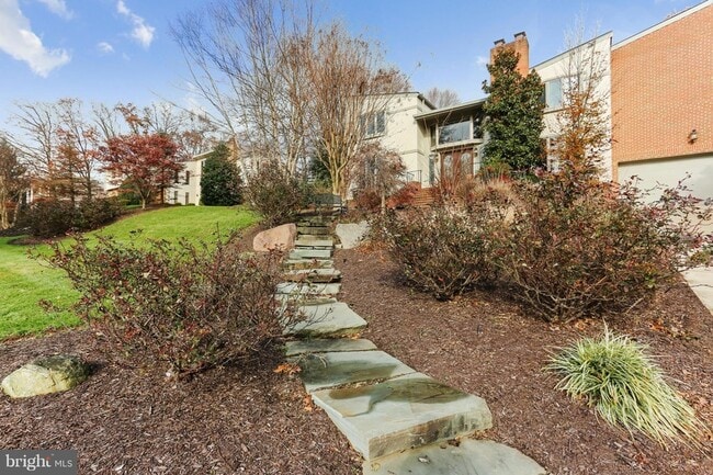 Building Photo - 9801 Clydesdale St