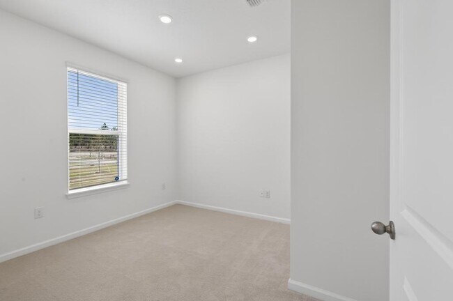 Building Photo - 368 Woods Ln