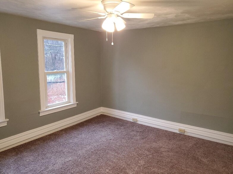 Building Photo - 548 Railroad St