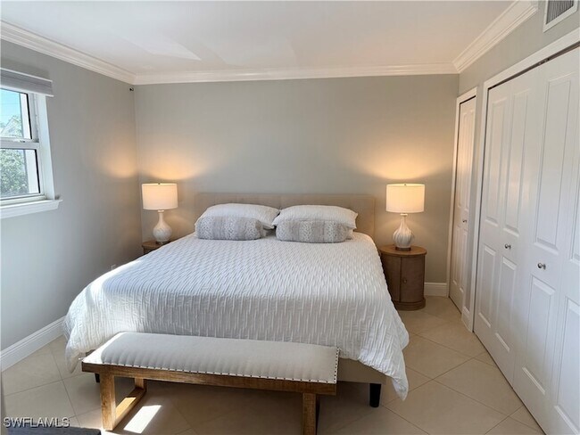 Building Photo - 960 7th St S