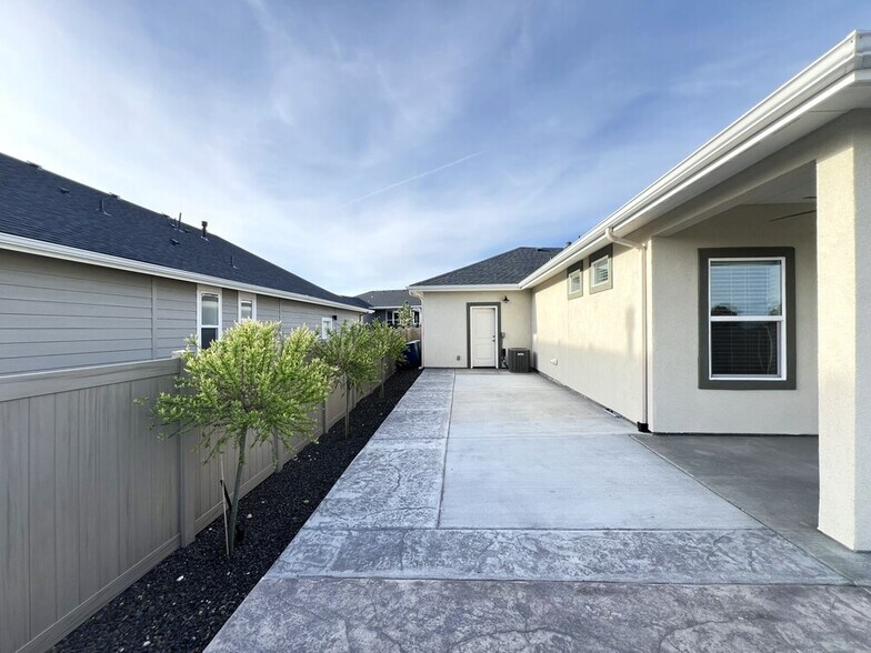 Building Photo - 2370 W Herron Ridge Dr