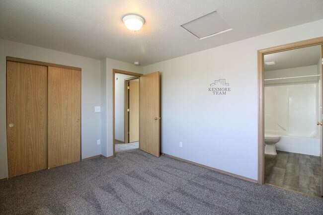 Building Photo - 8608 Overland Ct