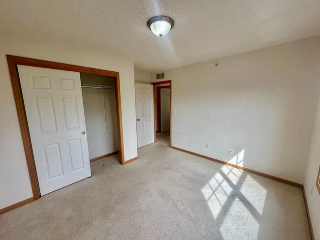 Building Photo - Gorgeous X-Large 4 Bedroom Townhome in Maplewood!