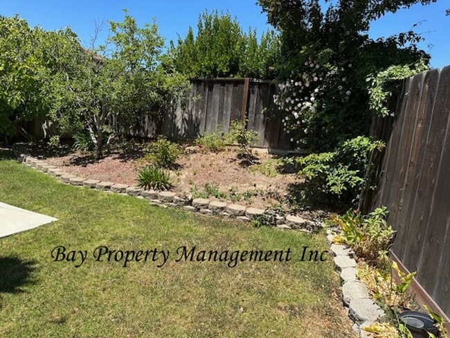 Building Photo - Nicely Updated 3 bedroom, 2 bath Home in t...