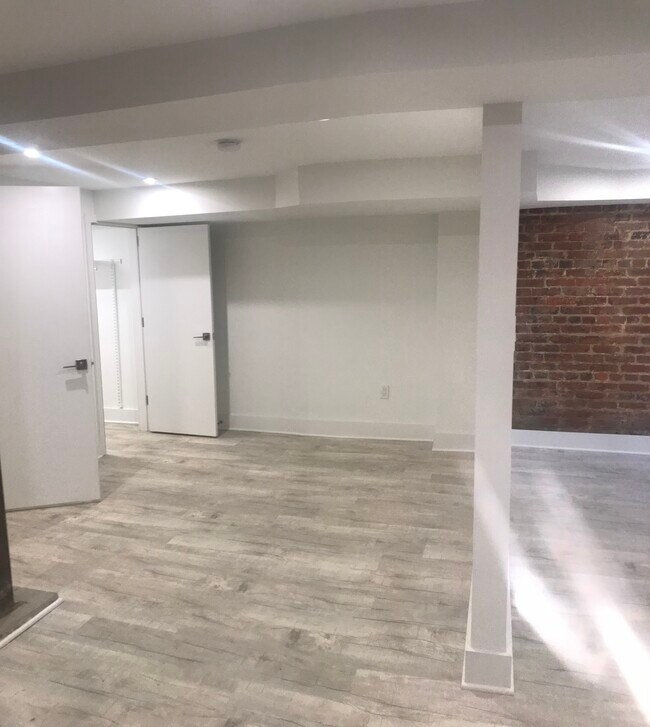 Building Photo - 437 Kenyon St NW