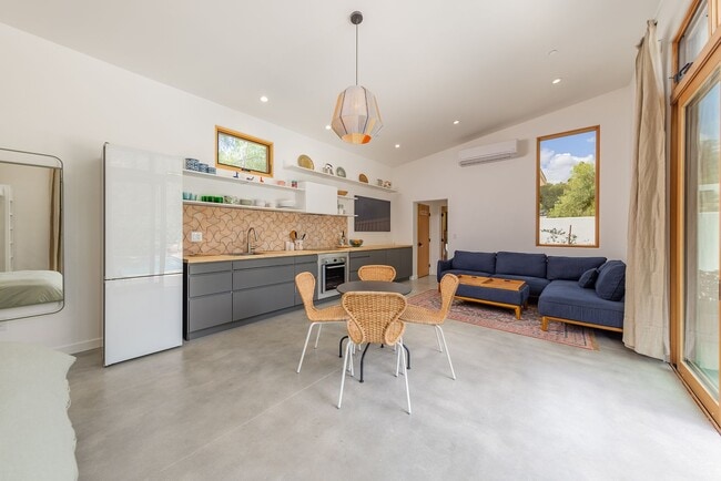 Building Photo - Ojai hideaway!