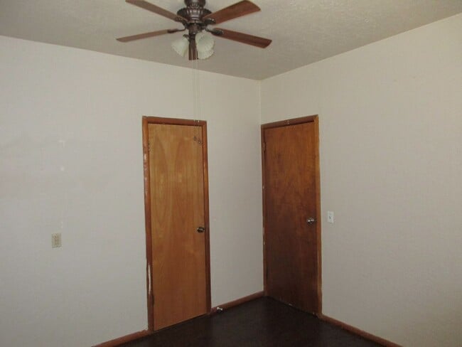 Building Photo - 1 bedroom duplex Across St.from SWOSU