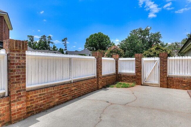 Building Photo - 208 Stonington Dr