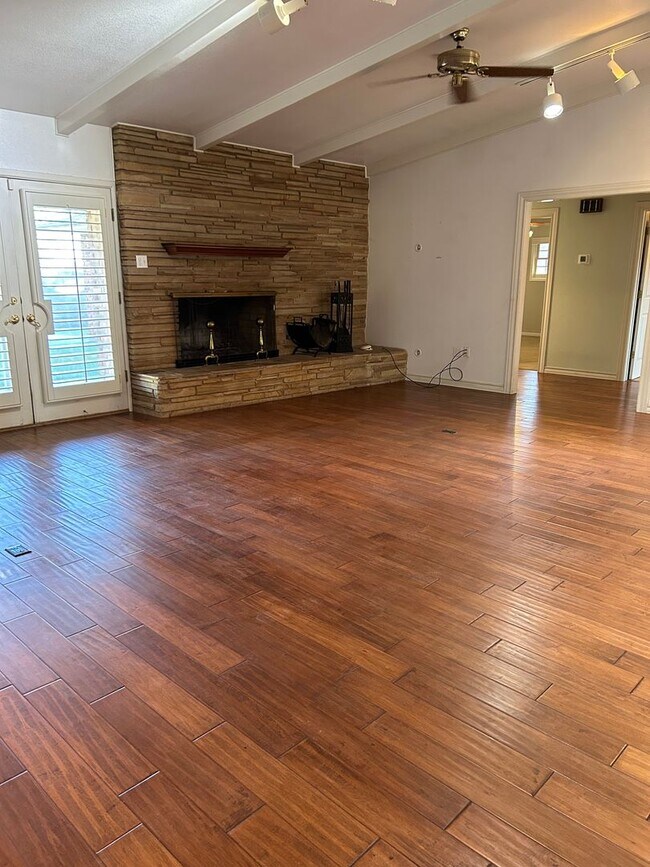 Building Photo - Beautiful Large Family Home!!!