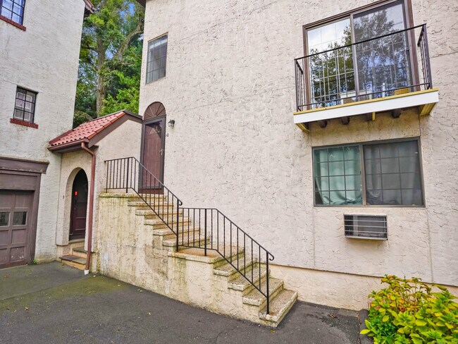 Building Photo - 272 Hubbard Ave