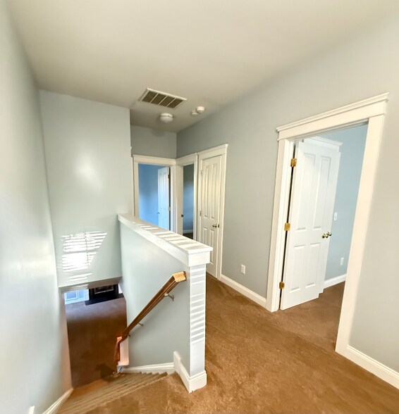 Building Photo - 16211 Kelly Park Cir