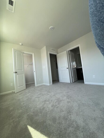 Building Photo - Room in Townhome on Southern Magnolia Dr