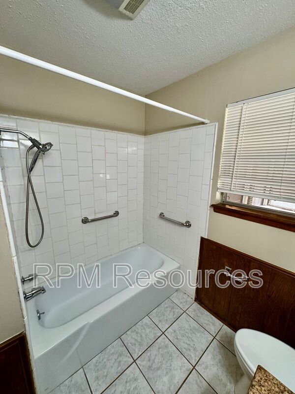Building Photo - 7625 S Sherwood Ave