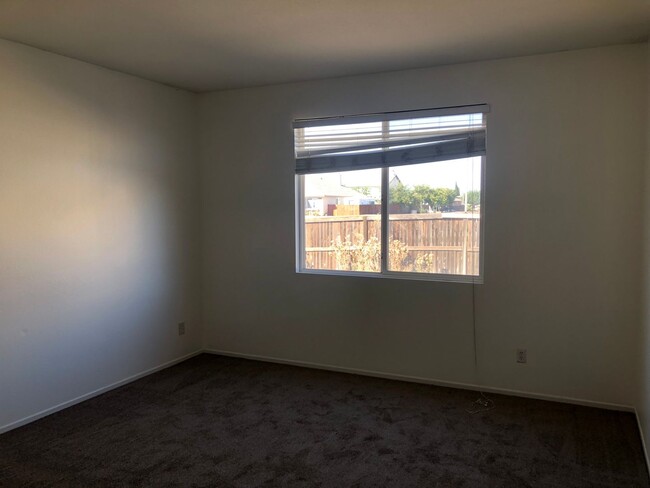 Building Photo - Beautiful Spacious 4 bedroom 2 bathroom Ho...