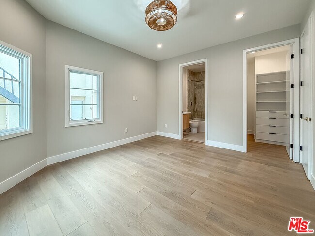 Building Photo - 150 N Arnaz Dr