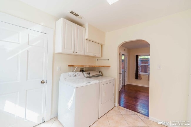 Building Photo - 2400 Bonar St