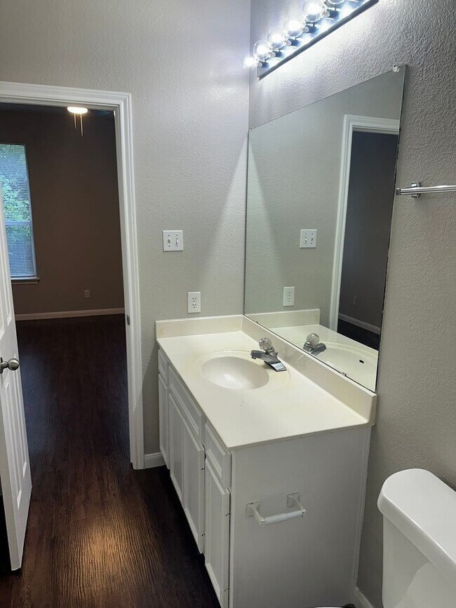 Building Photo - 1503 Cedar Park Dr
