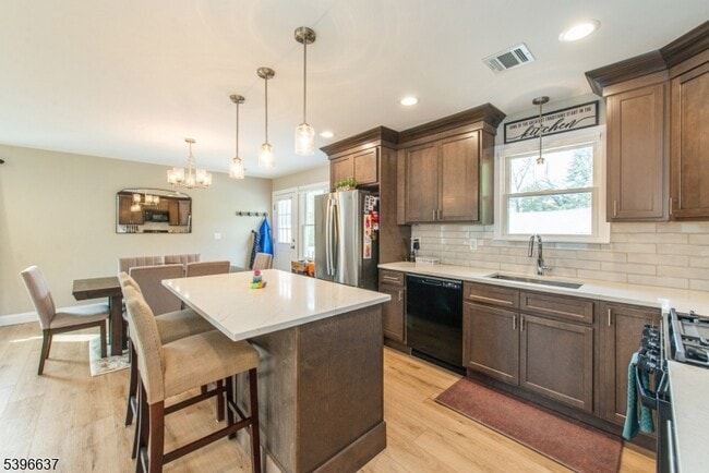 Building Photo - 773 Union Blvd