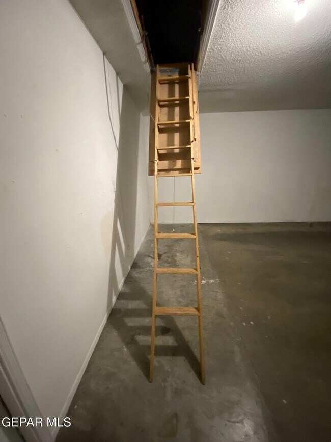 Building Photo - 6721 El Parque Dr