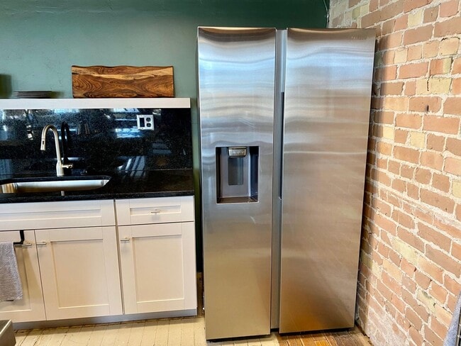 Building Photo - Modern 2BD Loft with Vintage Charm – Prime Historic Downtown Location!