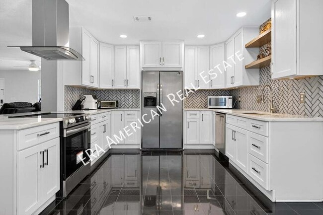 Building Photo - 614 Merioneth Dr NE