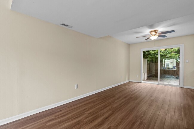 Building Photo - Charming 3-Bedroom Townhome in Virginia Beach.
