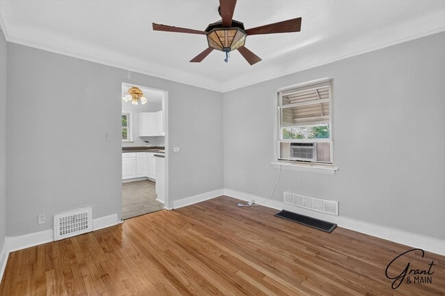 Building Photo - $1350 3 bedrooms
