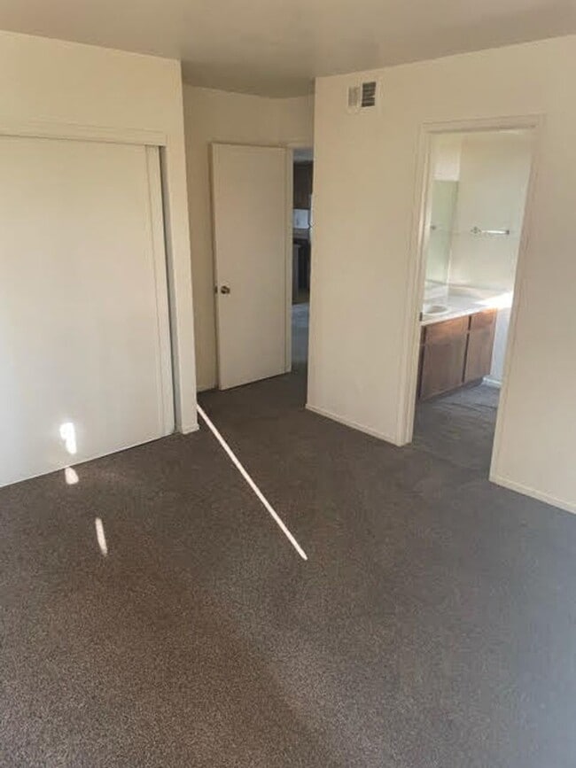Building Photo - Laughlin Bay Village- 2 Bedroom Unit!