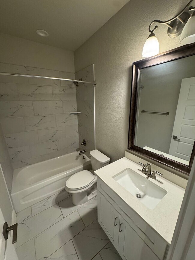 Building Photo - 3/2/2 Cozy Kitchen - Huge Closets - Tub in...