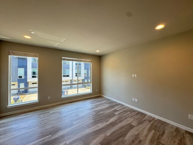 Building Photo - 3B/3B cozy townhome