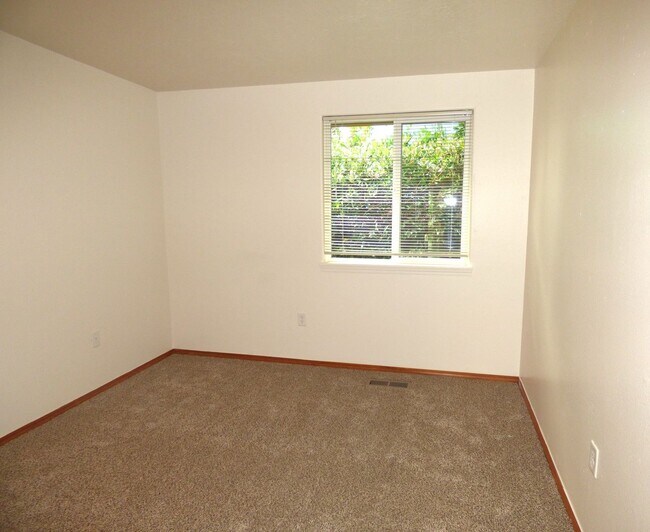 Building Photo - Rent Special: FREE August's Rent!! 3 bed 2 bath House in South Salem!