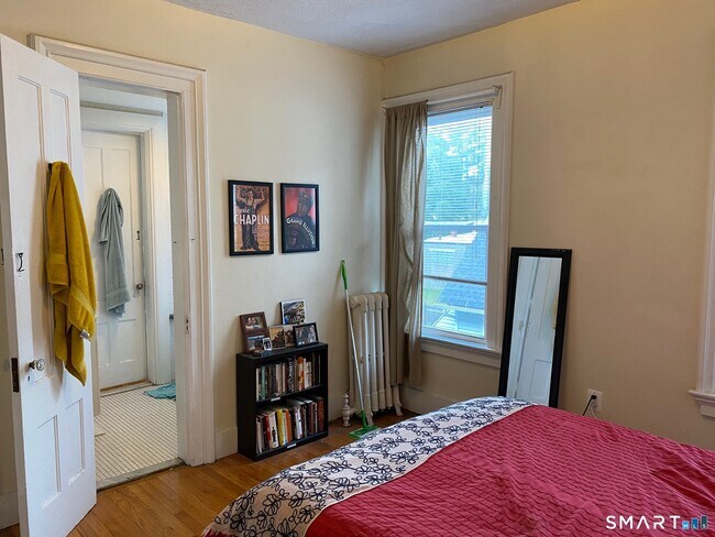 Building Photo - 118 Lawrence St