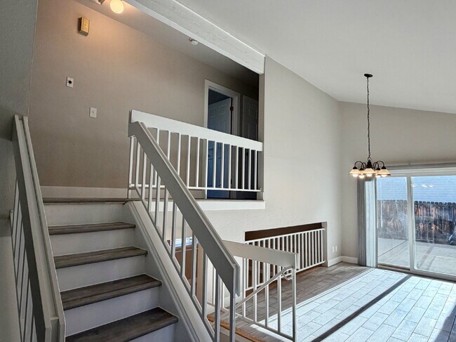 Building Photo - Spacious 4 bedroom, 3 bathroom home in the heart of Aurora is ready for immediate move in! Conven...