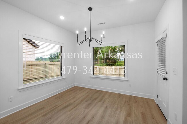 Building Photo - 4 Bed, 2 Bath Home