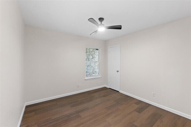 Building Photo - 903 E Logan St