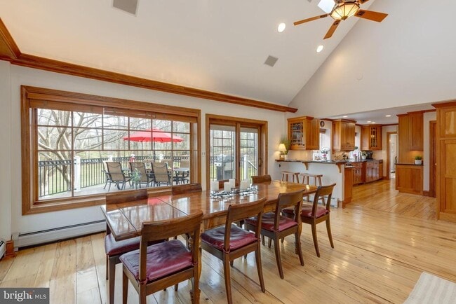 Building Photo - 1057 Vista Dr