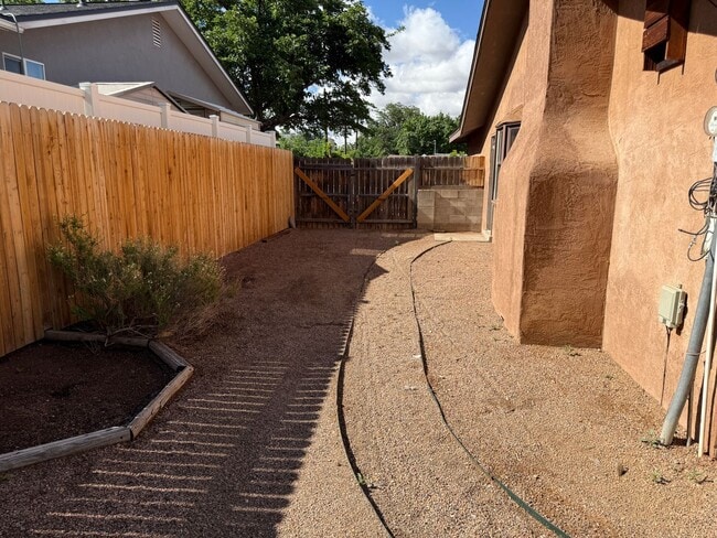Building Photo - Nice 4 br, 1.75 ba, 2 living areas, 2 car ...