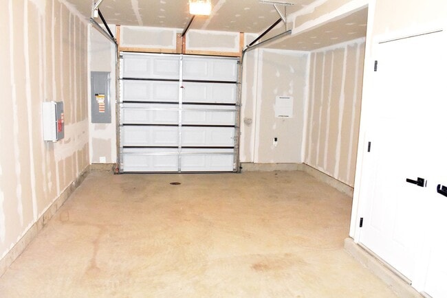Building Photo - Fantastic Fredericksburg Townhome!