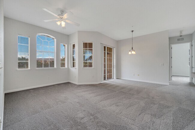 Building Photo - Beautiful 3/2 Condo in Davenport! Water and basic internet included!