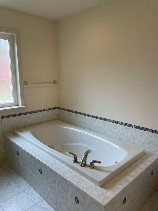 Building Photo - Single Level Useless Bay Home with Bonus Room!