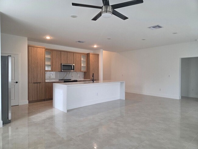 Building Photo - 4/2 in Villa Pass