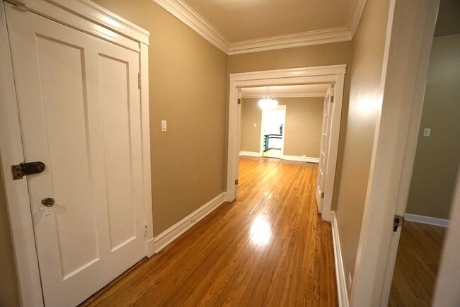 Building Photo - 1537 W Juneway Terrace