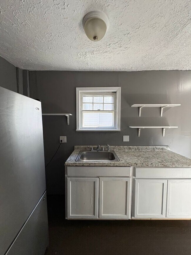 Building Photo - Three bedroom one bathroom home for rent