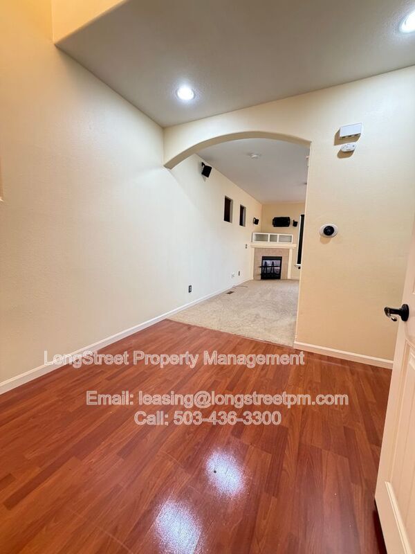 Building Photo - 823 Crouchen St NW