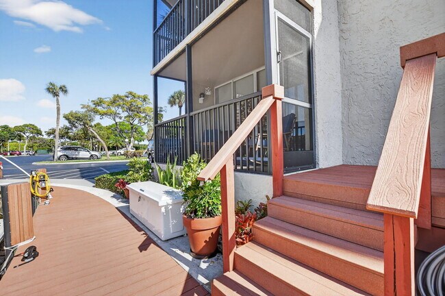 Building Photo - 8 Royal Palm Way