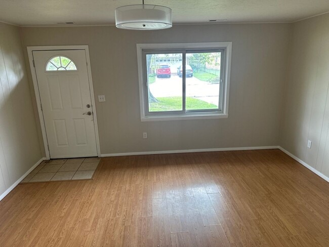 Building Photo - Available Now! 4-Bedroom, 1-Full Bathroom ...