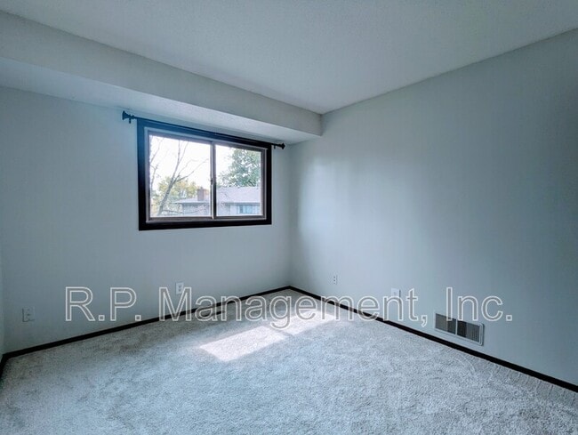 Building Photo - 4118 Sylvia Ln S