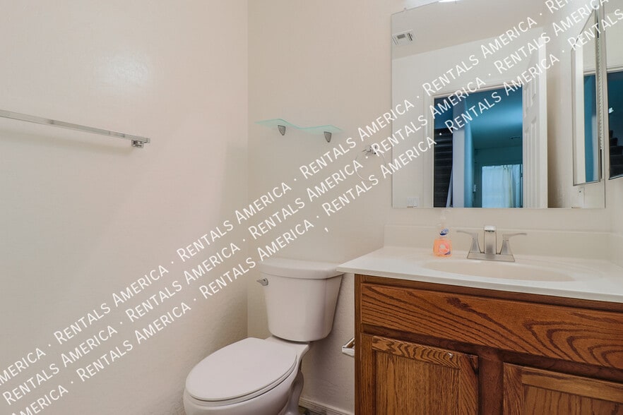 Building Photo - 10606 W La Reata Ave