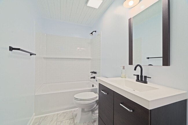 Building Photo - Modern Comfort on James Island!