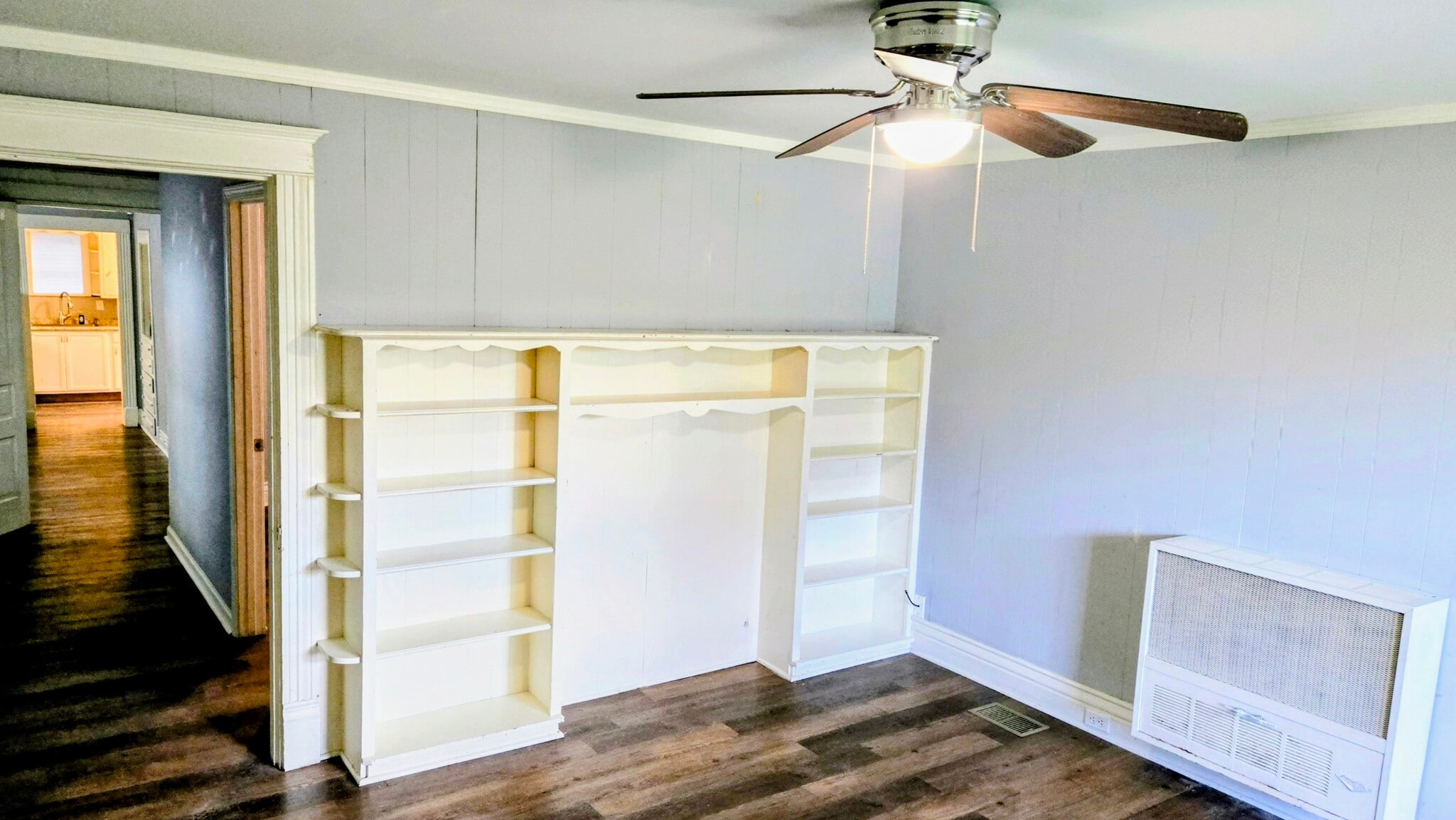Tall ceilings with vintage and built-in shelving - 3348 Bohannon Ave